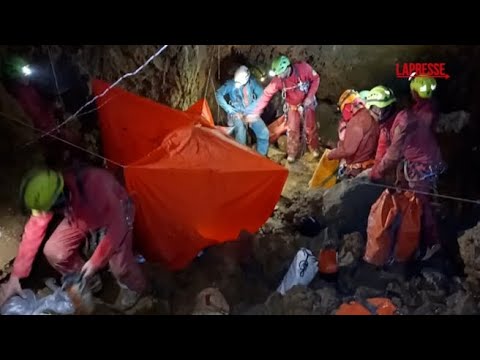 Speleologo 20enne estratto vivo dalla grotta dei Conigli Volanti: era a 120 metri sotto terra e c…