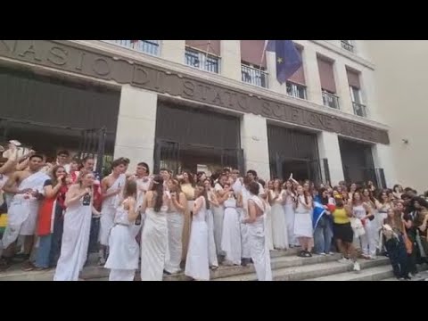 Verona, ultimo giorno al liceo Maffei: tutti in toga