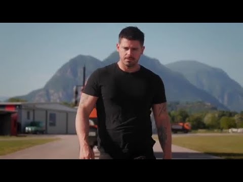 Alex Camera, trenta trazioni sospeso tra due camion in movimento: il video dell’impresa record