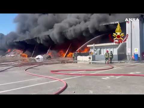 Incendio in un’azienda del Pisano, evacuate una scuola e fabbriche