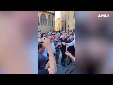 Sostenitori acclamano neo sindaco Arezzo Comanducci: “Chi non salta comunista e'”