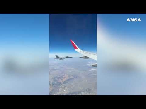 Il Papa scortato da un caccia dell’aeronautica spagnola nel viaggio da Madrid a Barcellona