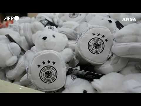 Mondiali 2026, in Cina prodotti in grande quantita’ gadget e peluche con la maglia di Messi