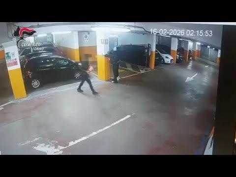 Torino, così la baby gang di un 14enne devastava il parcheggio delle auto