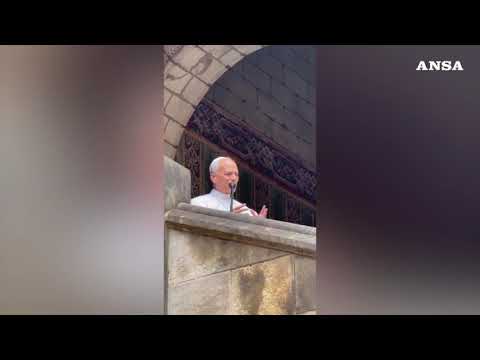 Barcellona, Papa Leone scherza e chiede di pregare in francese