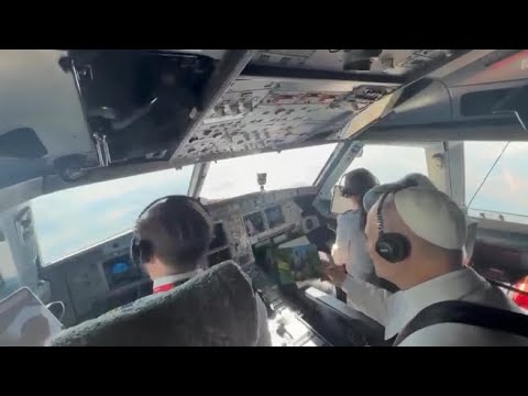 Il Papa nella cabina di pilotaggio in volo verso Barcellona, il saluto via radio al caccia di scorta