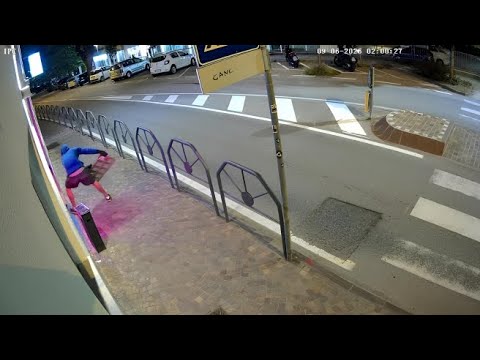 Trento, il video: impugna un tombino e lo usa come ariete per sfondare la porta del bar tabacchi …