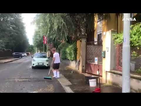 Maltempo: violenta grandinata con vento nel Milanese, caduta di alberi e cartelloni