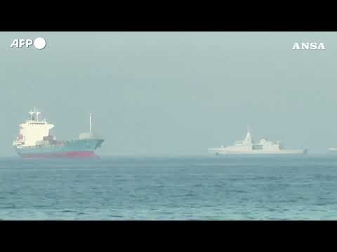 Navi ferme al largo degli Emirati, cresce la tensione nello Stretto di Hormuz