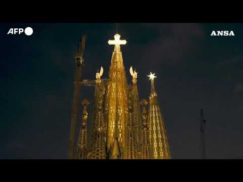 Il Papa alla Sagrada Familia, spettacolo di luci su Barcellona
