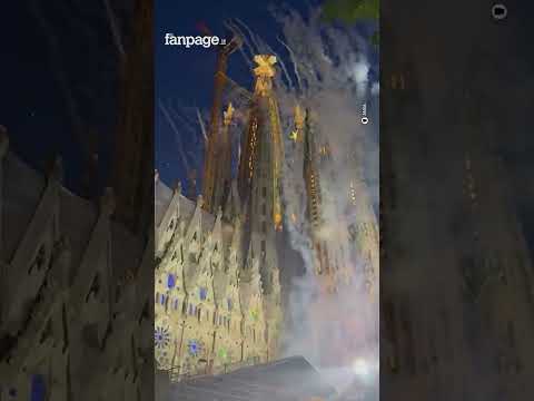 Fuochi d’artificio per l’inaugurazione della vetta della sagrada familia