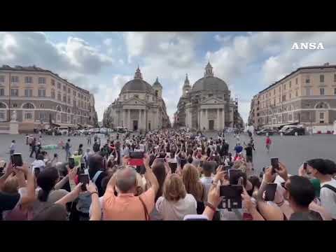 2 giugno, il passaggio delle Frecce Tricolori su Piazza del Popolo