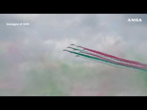 Le Frecce Tricolori sorvolano l’Altare della Patria per la Festa della Repubblica