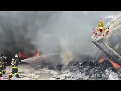 Vasto incendio in azienda nell’Anconetano, nube di fumo visibile da chilometri