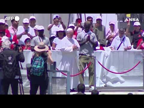 Il Papa alle Canarie omaggia i migranti lanciando una corona di fiori in mare