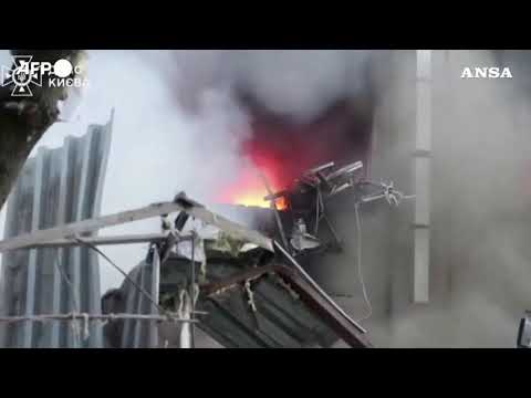 Fiamme e macerie: le conseguenze del violento raid russo su Kiev