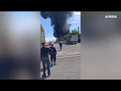 Mantova, in fiamme un magazzino di materiale plastico: evacuati gli operai