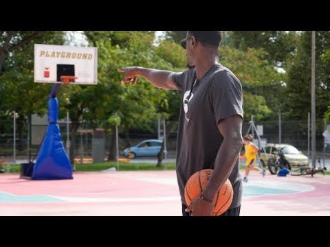 Campo di basket senza canestri a Marano, li regala l’ex stella Nba Linton Johnson
