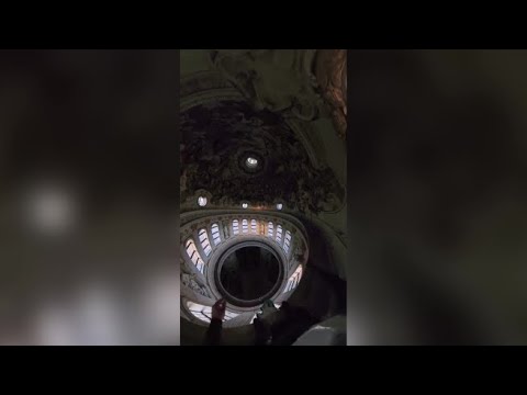 Mantova, il momento in cui il base jumper si lancia dalla cupola della basilica di Sant’Andrea a …