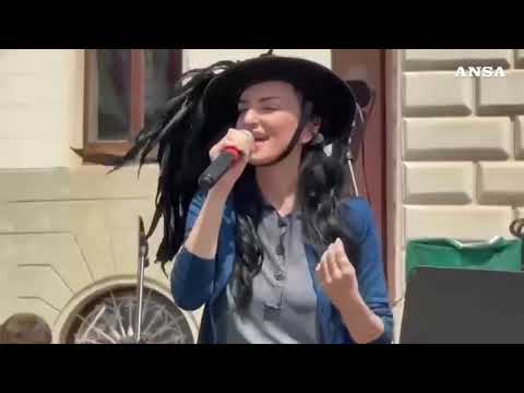 Festa del 2 giugno: Arisa intona l’Inno di Mameli con cappello da bersagliera e Tricolore