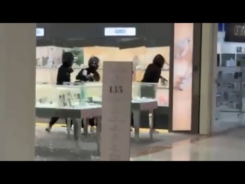 Spari in aria, lacrime e urla nel parcheggio: la rapina «da film» a Novate Milanese