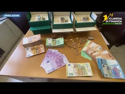 Bergamo, l’indagine sugli investimenti abusivi: sequestrati Rolex, gioielli, soldi e una pistola