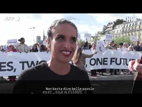 Noa e Mira Awad cantano a Parigi per la pace tra Israele e Palestina