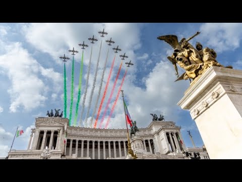 Lo spettacolare sorvolo delle Frecce Tricolori sull’Altare della Patria per la Festa della Repubb…