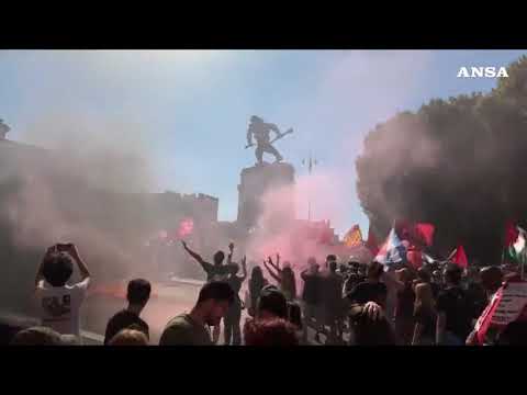 Corteo movimenti, bruciati ruspa e carro armato di cartone davanti al Mit