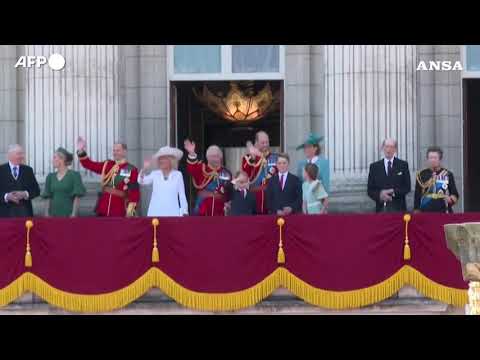 La famiglia reale britannica osserva le Frecce Rosse per il compleanno di re Carlo