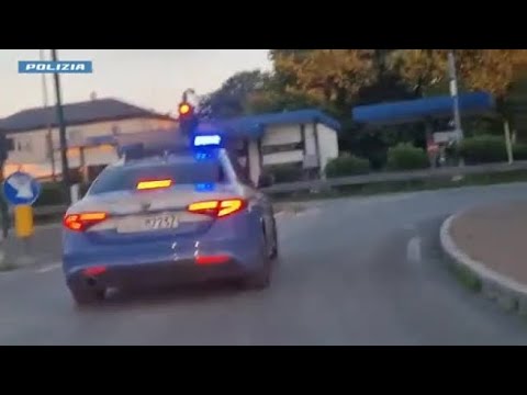 Blitz della polizia di Venezia contro la banda di porter che chiedeva soldi ai turisti per restit…