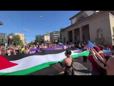 Pride, al corteo la bandiera palestinese e lo slogan: «No pride in genocide»