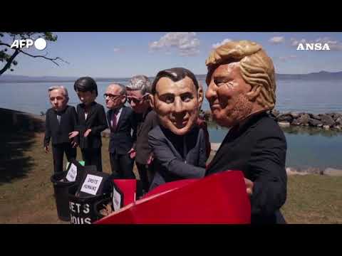 La protesta satirica di Oxfam,  i leader del G7 con le teste giganti
