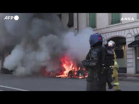 Proteste a Ginevra contro il G7, tensioni e scontri con la polizia