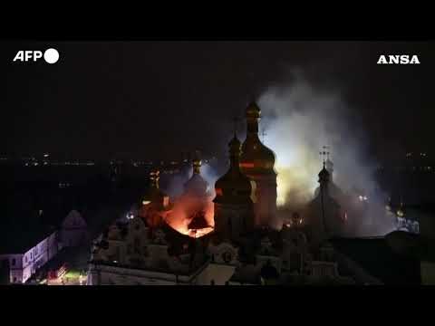 Missili e droni russi su Kiev, vittime e feriti