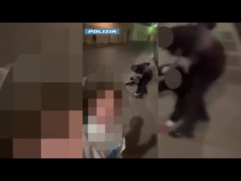 Ragazzi picchiano un uomo e si riprendono a Belluno: video-selfie pubblicato sui social