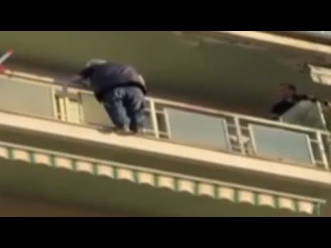 Torino, minaccia di lanciarsi dal quinto piano: salvato dalla polizia