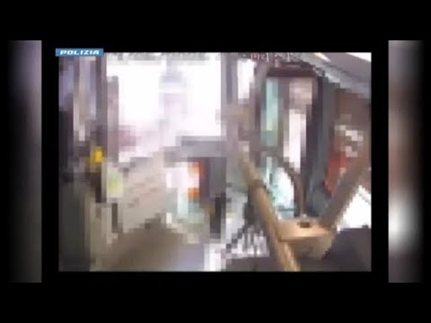 Il video della rissa sul bus di Bologna: l’autista viene morso all’orecchio. Ecco tutto quello ch…