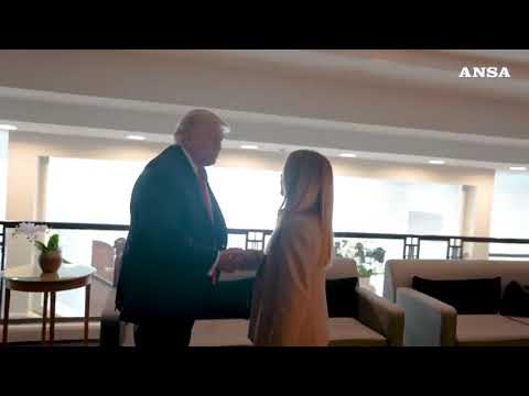 Nuovo colloquio Meloni-Trump al termine del G7: sorrisi e stretta di mano