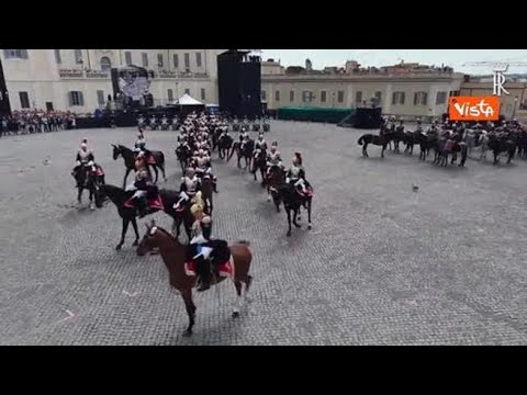 Carabinieri a cavallo formano la scritta ‘R 80’ al cambio della Guardia al Quirinale