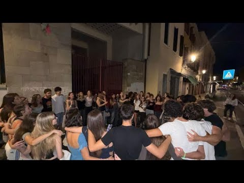 I maturandi cantano “Notte prima degli esami” e canzoni di Celentano abbracciati davanti al liceo