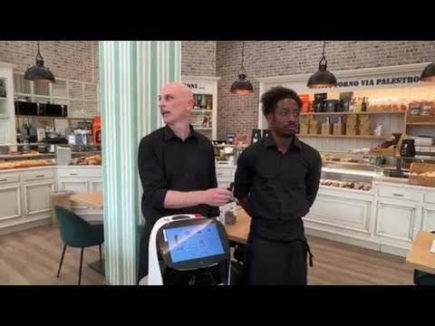 Nella pasticceria Vecchio Forno di Padova, vieni servito da Robertino, il cameriere-robot