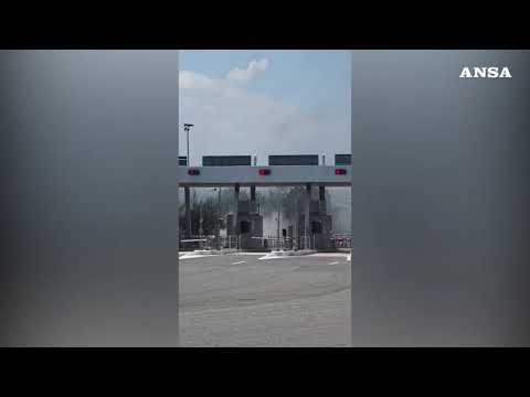 Camion in fiamme, chiuso il casello di Riccione sull’A14
