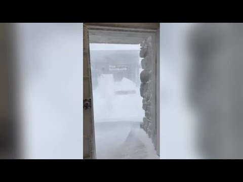 Le immagini della nevicata che ha investito il Dente del Gigante, sul Monte Bianco in Valle d’Aosta