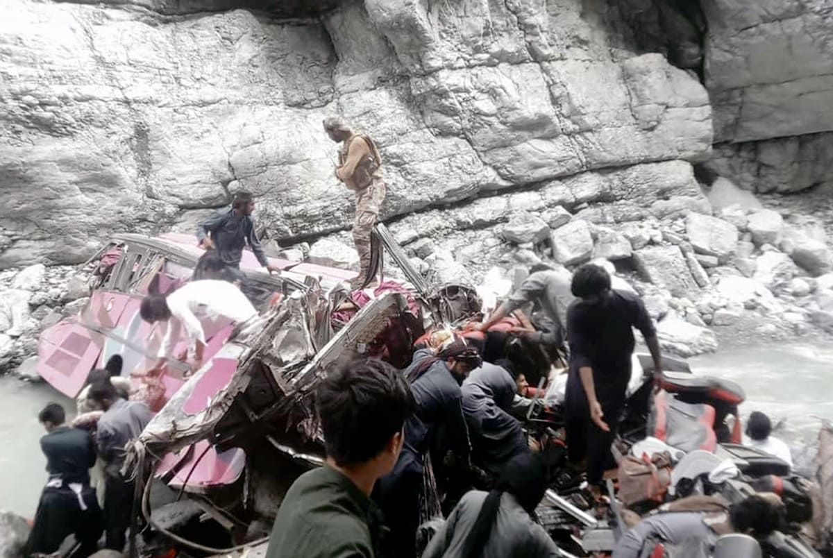 Bus precipita in un burrone in Pakistan, almeno 40 morti