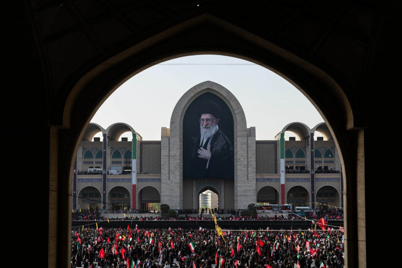 In migliaia a Teheran per la cerimonia funebre di Ali Khamenei