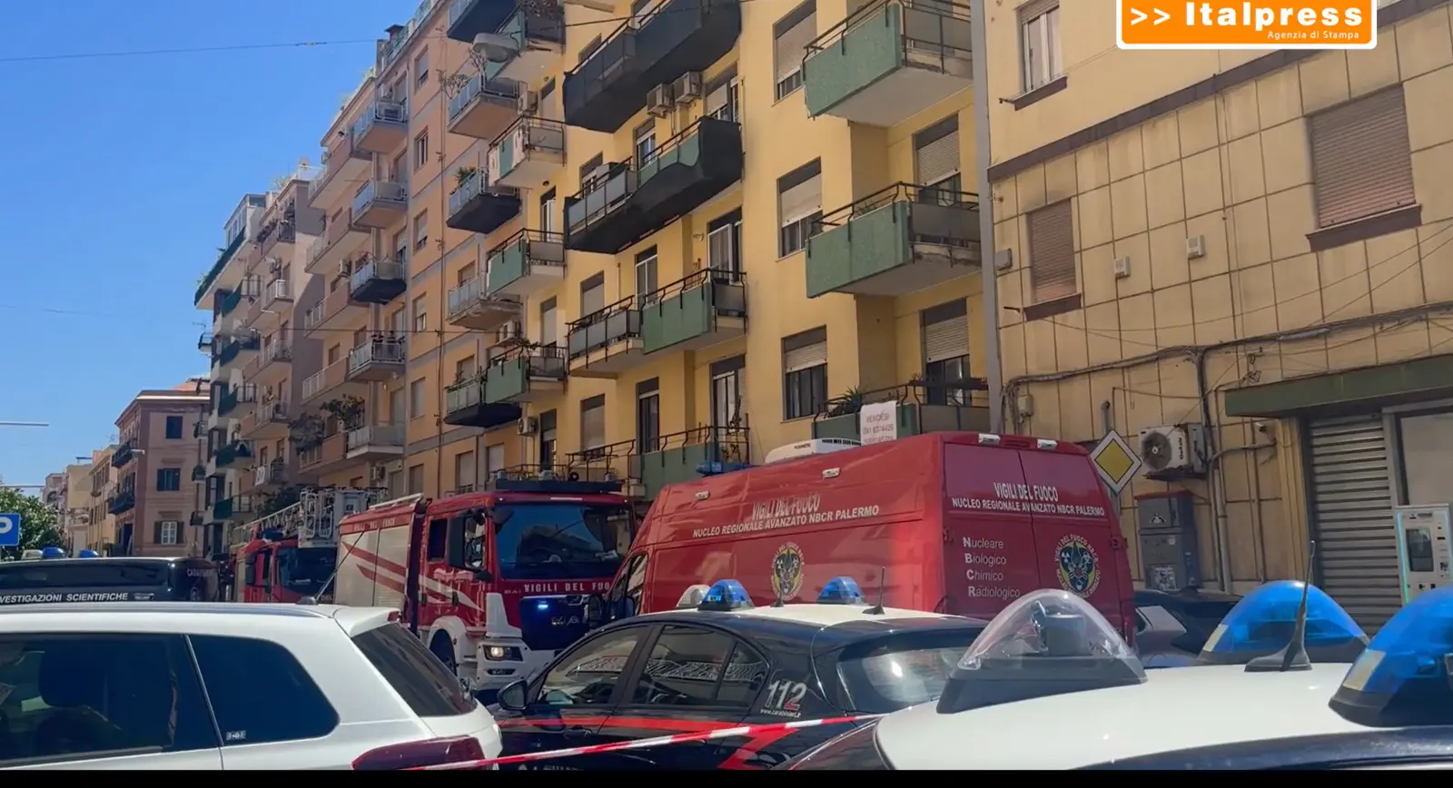 Uomo ucciso a coltellate a Palermo, presunto omicida si barrica in casa