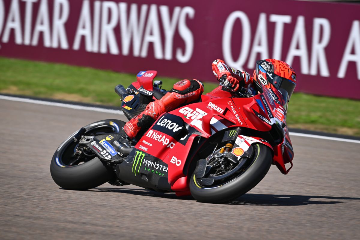 Marc Marquez in pole al Sachsenring, caduta per Bezzecchi