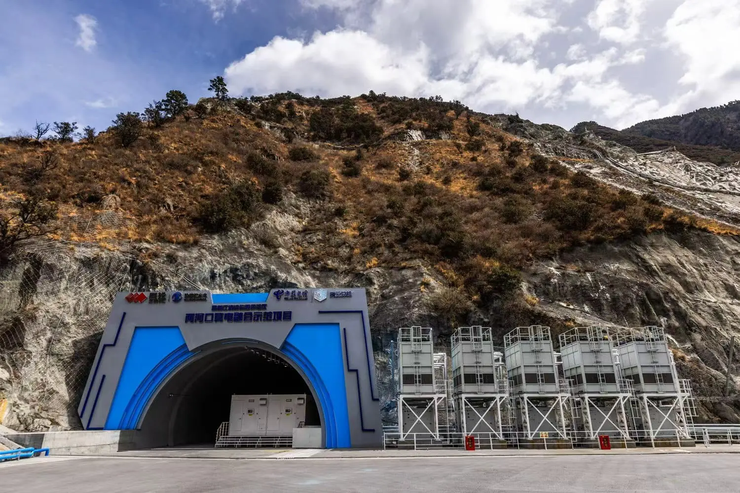 Cina, l’IA gestirà una maxi centrale di energia idroelettrica, eolica e solare