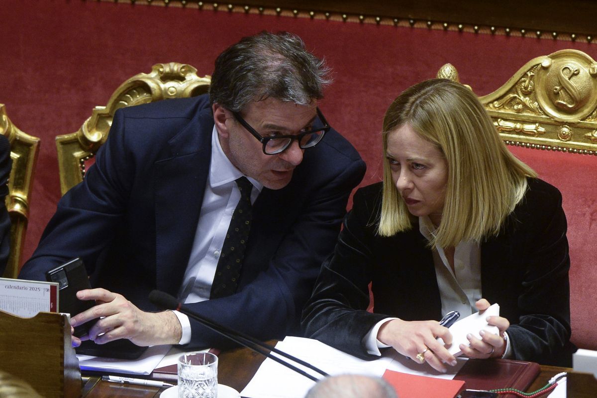 Confronto tra Meloni e Giorgetti sul caro carburanti, allo studio ipotesi accise mobili